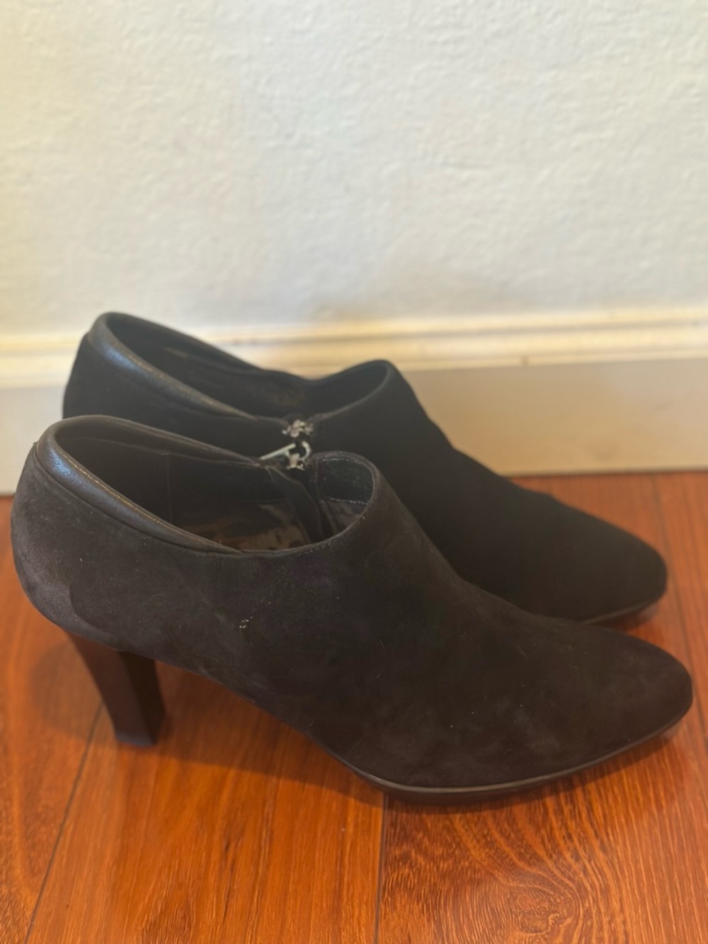 Aquatalia Black Suede Ankle Booties Heels Size 8.5 Made in Italy 🇮🇹